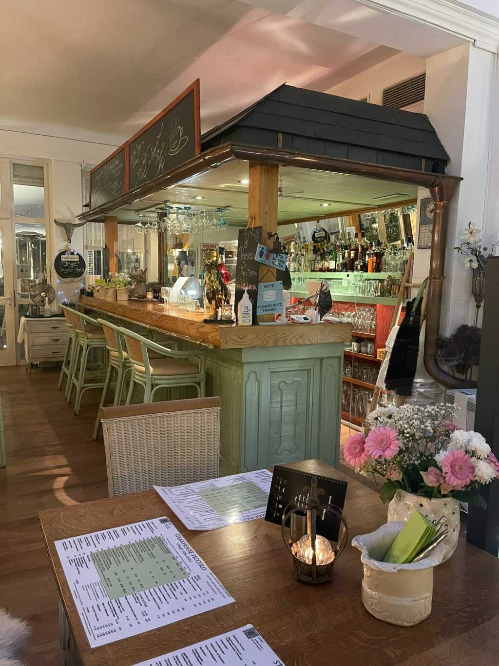 Die grüne Bar im Gastraum