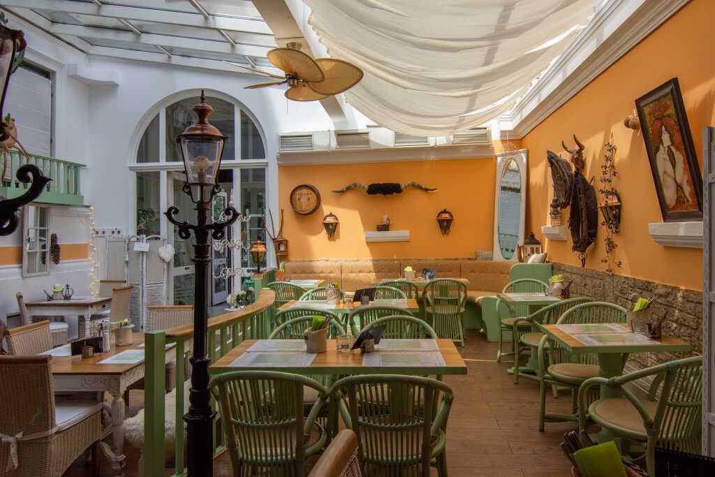 Der mediterrane Gastraum mit Wintergarten