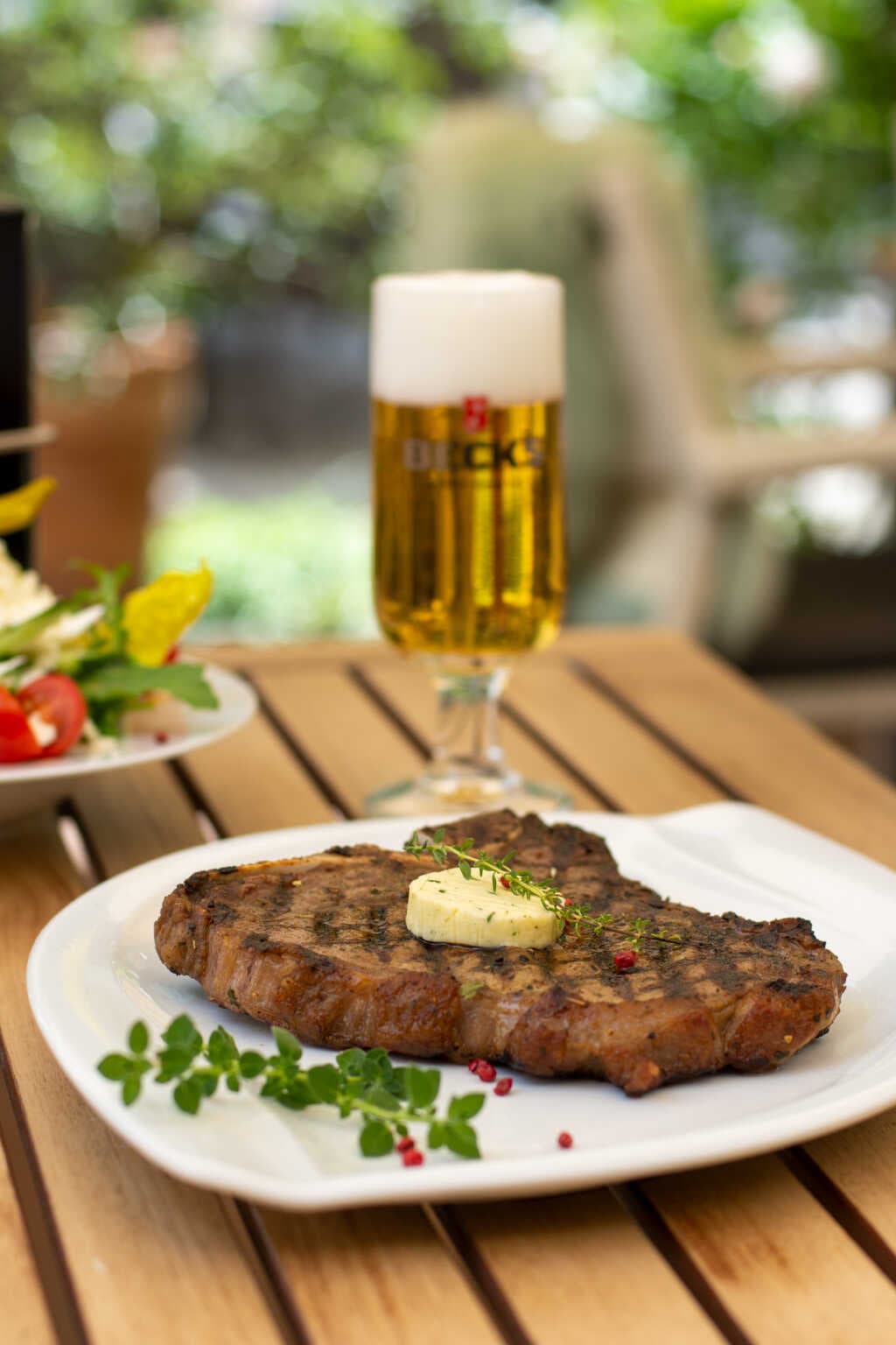 Steak und ein frisches Bier im Sommergarten