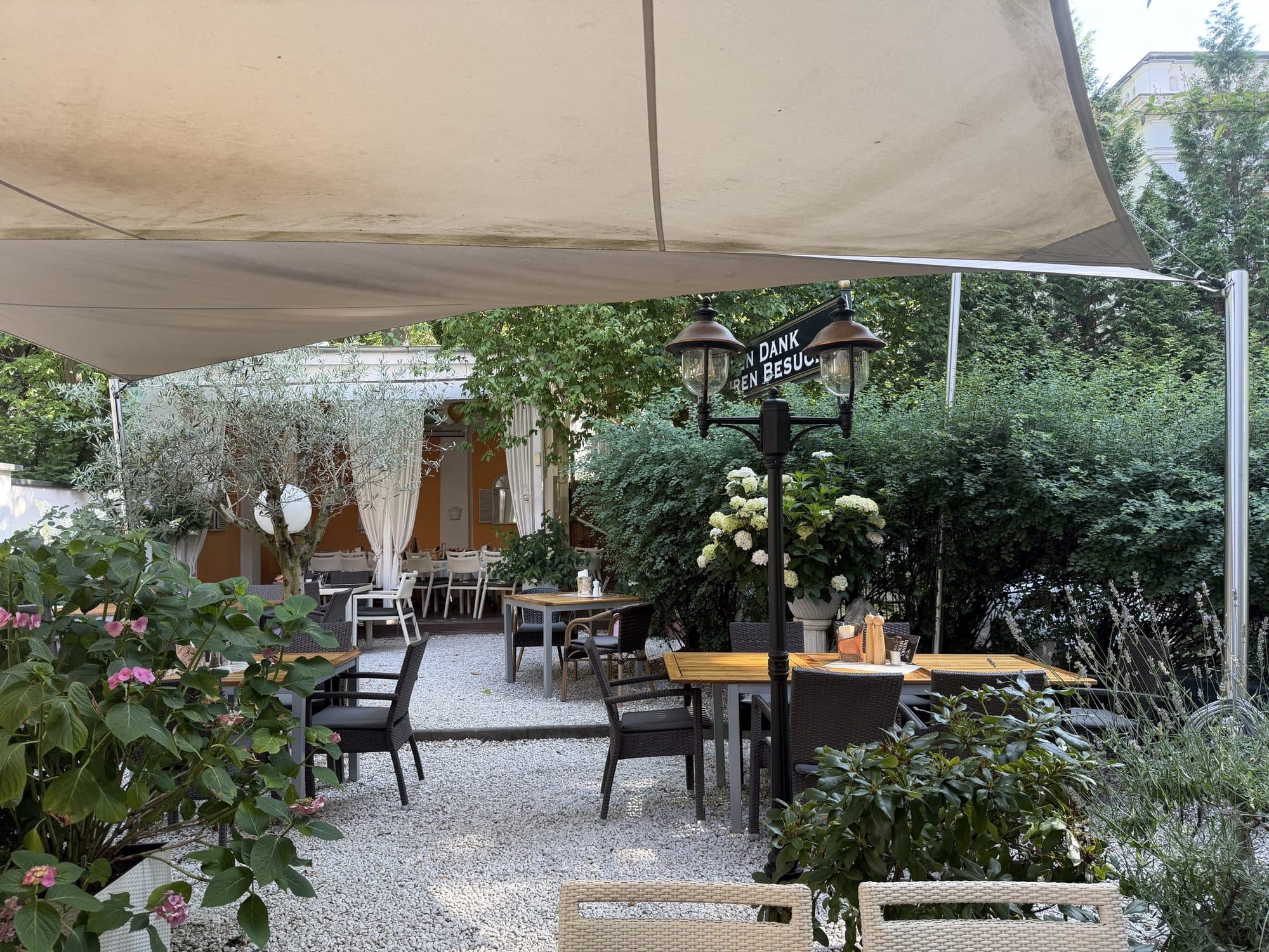 Der Sommergarten des Steakhouse Piccolo im Leipziger Waldstraßenviertel