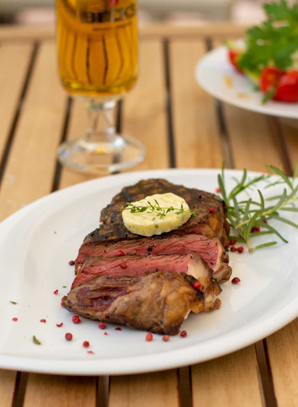 Steak mit rosa Kern und Kräuterbutter